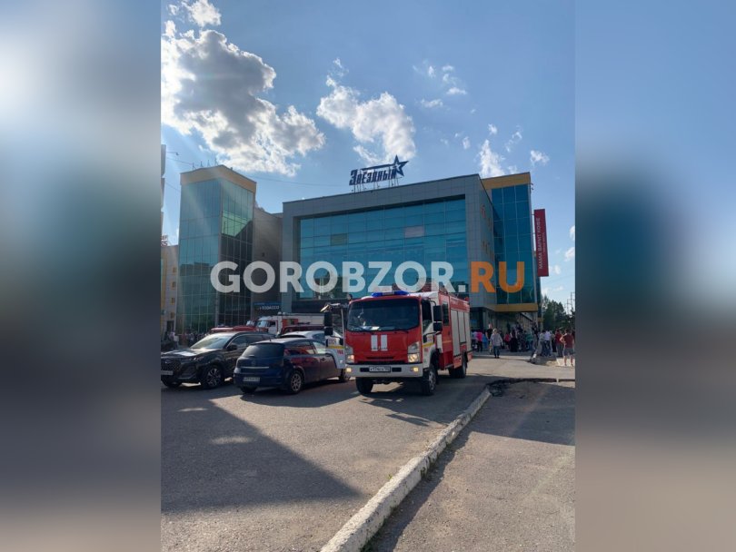 В Уфе из-за пожара в ТК «Звездный» эвакуировали 300 человек В Уфе из-за пожара в ТК «Звездный» эвакуировали 300 человек