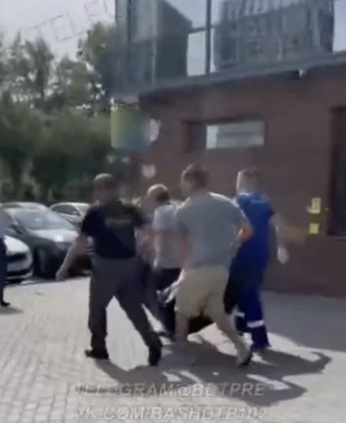 В Уфе мужчина загорелся в офисе банка В Уфе мужчина загорелся в офисе банка
