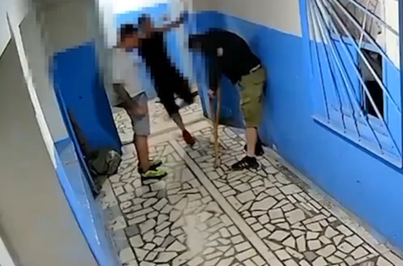 В Уфе мужчины избили парня на костылях В Уфе мужчины избили парня на костылях