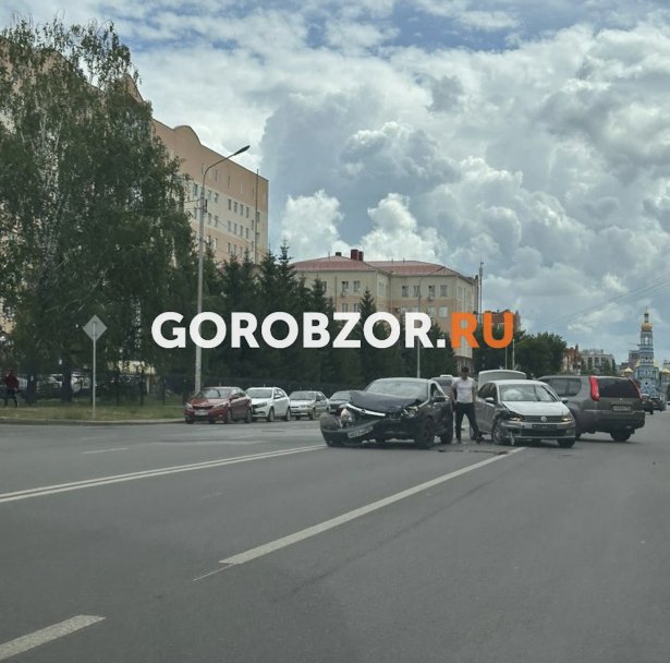 В Уфе на Кирова столкнулись легковушки В Уфе на Кирова столкнулись легковушки