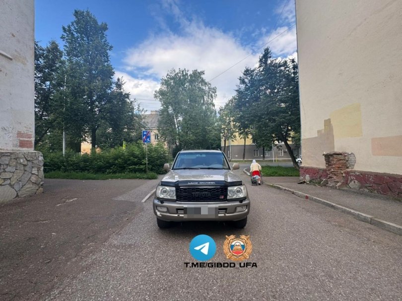 В Уфе ребенок угодил под колеса внедорожника В Уфе ребенок угодил под колеса внедорожника