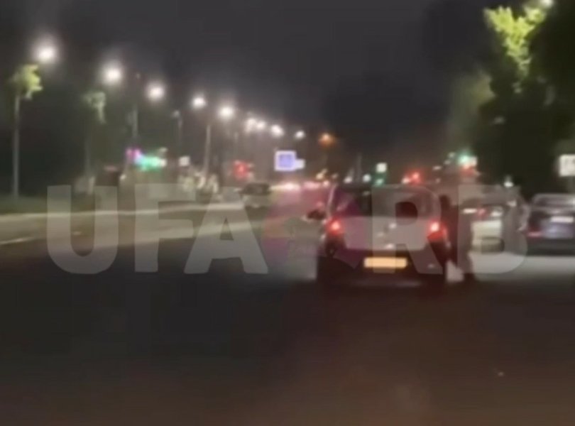 В Уфе задержали водителя, перевозившего друга опасным способом В Уфе задержали водителя, перевозившего друга опасным способом