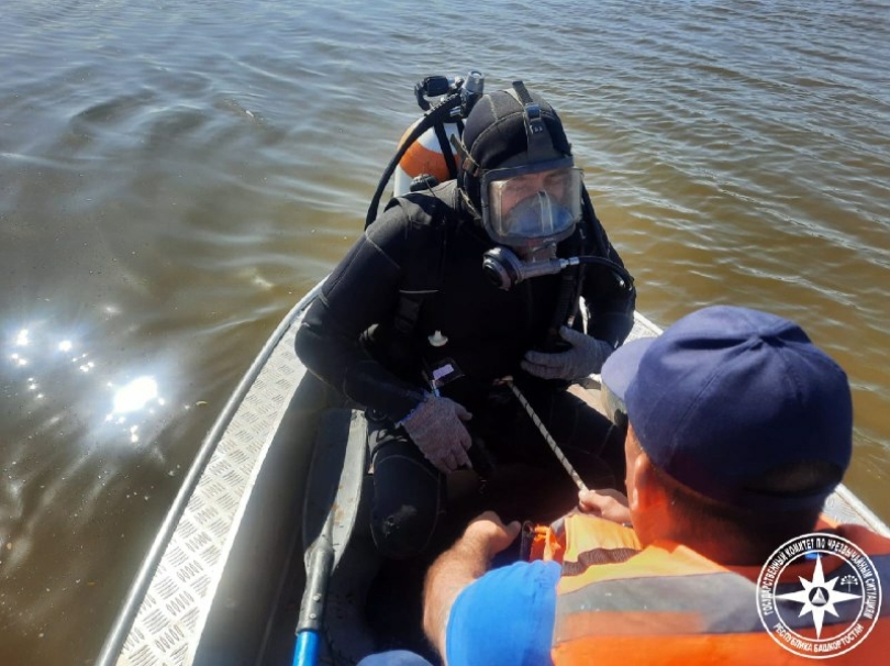 Водолазы достали из реки тело 32-летнего мужчины в Башкирии Водолазы достали из реки тело 32-летнего мужчины в Башкирии