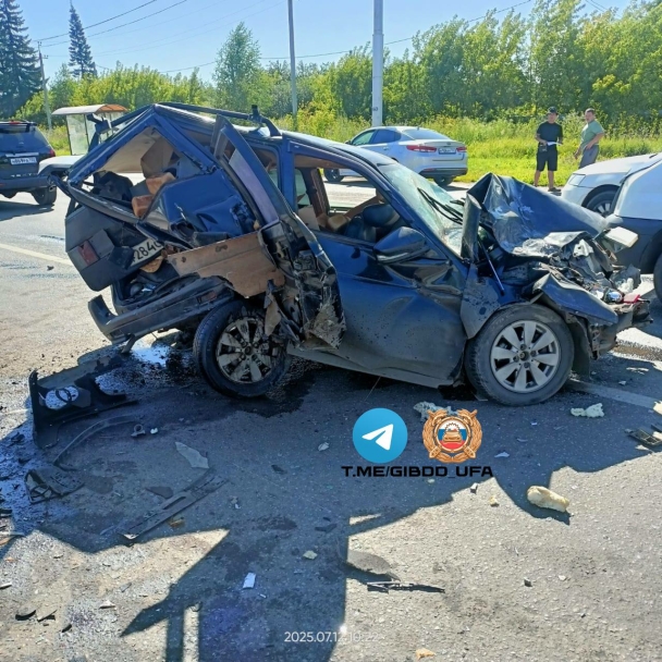 На дороге в Уфе столкнулись три машины, есть пострадавший На дороге в Уфе столкнулись три машины, есть пострадавший
