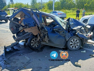 На дороге в Уфе столкнулись три машины, есть пострадавший