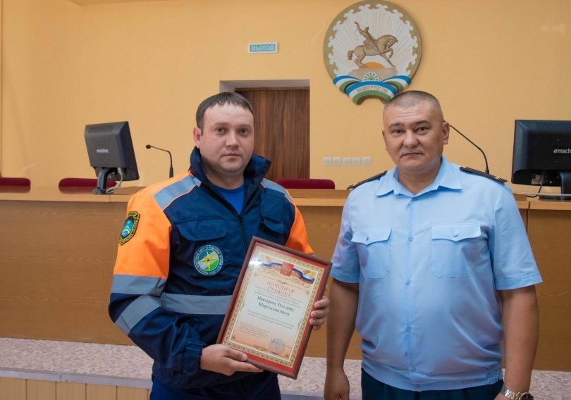 В Башкирии наградили спасателя, который достал ребенка из колодца В Башкирии наградили спасателя, который достал ребенка из колодца