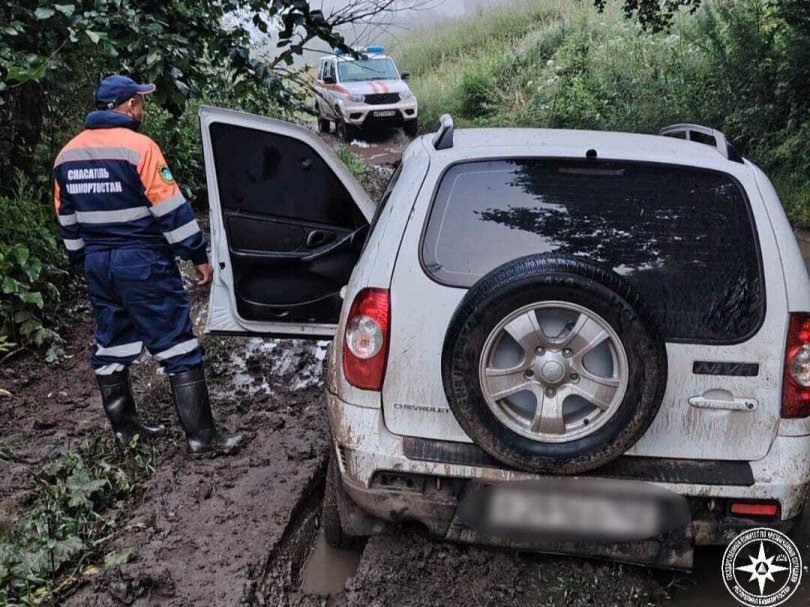В Башкирии спасатели эвакуировали мужчину, застрявшего в лесу В Башкирии спасатели эвакуировали мужчину, застрявшего в лесу