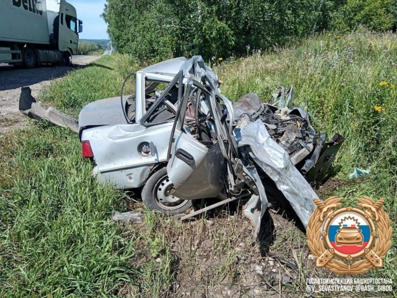 В Башкирии в страшной аварии с грузовиком погиб водитель иномарки В Башкирии в страшной аварии с грузовиком погиб водитель иномарки