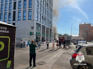 В центре Уфы загорелась иномарка