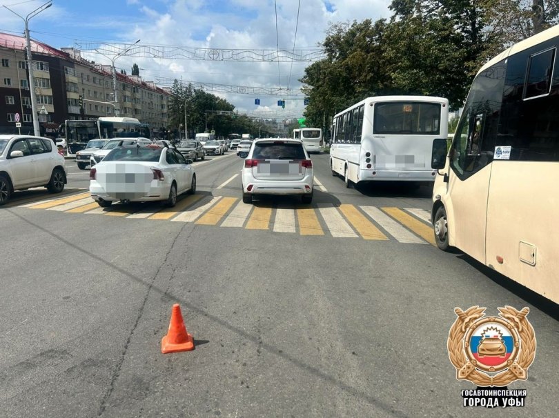 В Уфе девочка угодила под колеса кроссовера В Уфе девочка угодила под колеса кроссовера