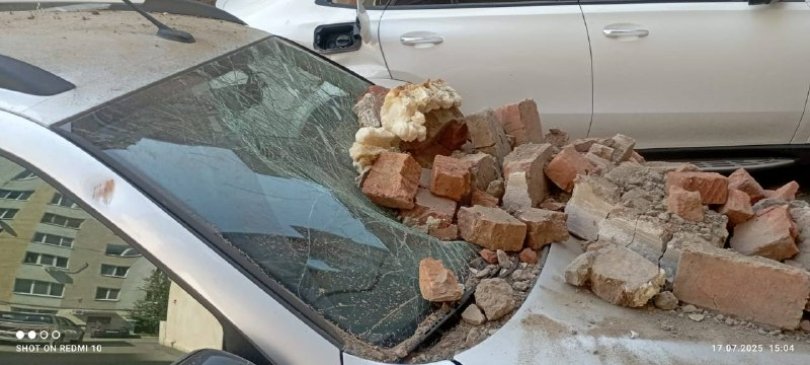 В Уфе на два автомобиля обрушилась кирпичная кладка В Уфе на два автомобиля обрушилась кирпичная кладка