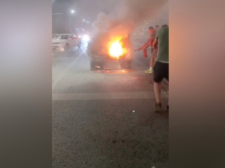 В Уфе на улице Сипайловской на дороге вспыхнул автомобиль