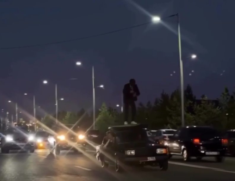 В Уфе нашли водителя, перевозившего друга на крыше автомобиля В Уфе нашли водителя, перевозившего друга на крыше автомобиля