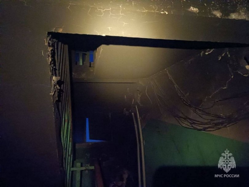В Уфе при пожаре в подъезде спасли 14 человек В Уфе при пожаре в подъезде спасли 14 человек