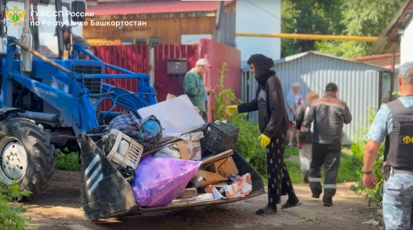 В Уфе приставы вывезли 10 грузовиков мусора из дома пожилого мужчины В Уфе приставы вывезли 10 грузовиков мусора из дома пожилого мужчины