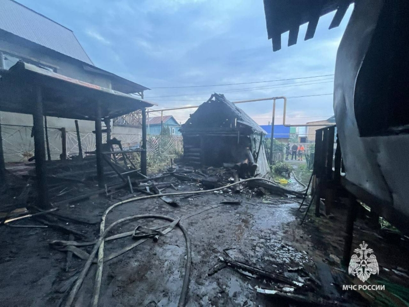 В Уфе сгорели жилой дом и баня В Уфе сгорели жилой дом и баня