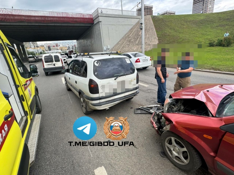 В Уфе в тройном ДТП пострадали два человека В Уфе в тройном ДТП пострадали два человека
