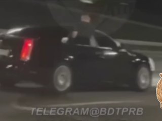 В Уфе водителя Cadillac наказали за поездку с вылезшим в окно пассажиром
