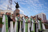 Радий Хабиров возложил цветы к памятникам Шайхзаде Бабичу и Салавату Юлаеву