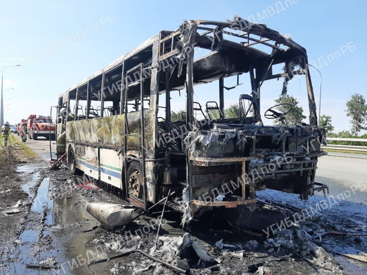 В Башкирии на трассе сгорел автобус