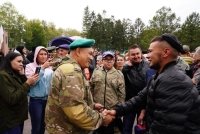 «Мы живем в непростые времена»: глава Башкирии опубликовал первые фотографии с проводов мобилизованных