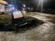 В Башкирии водитель попал в больницу после съезда автомобиля в кювет