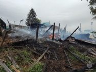 В Башкирии сильный пожар уничтожил три дома и 10 построек