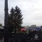В Башкирии сильный пожар уничтожил три дома и 10 построек