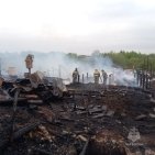 В Башкирии сильный пожар уничтожил три дома и 10 построек