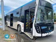 Автобус маршрута №110С с 20 пассажирами в салоне врезался в столб в Уфе