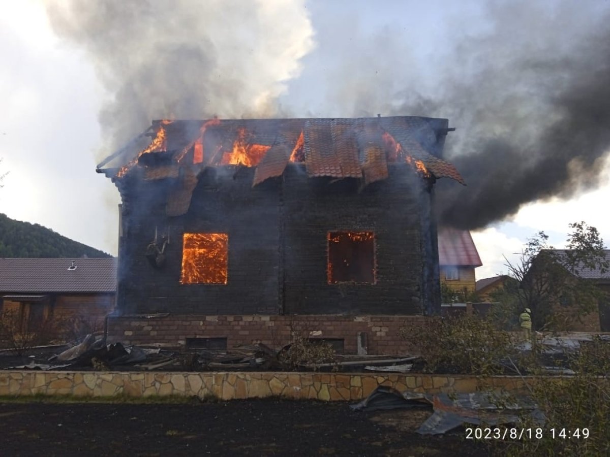 Сильный пожар в Башкирии уничтожил жилой дом