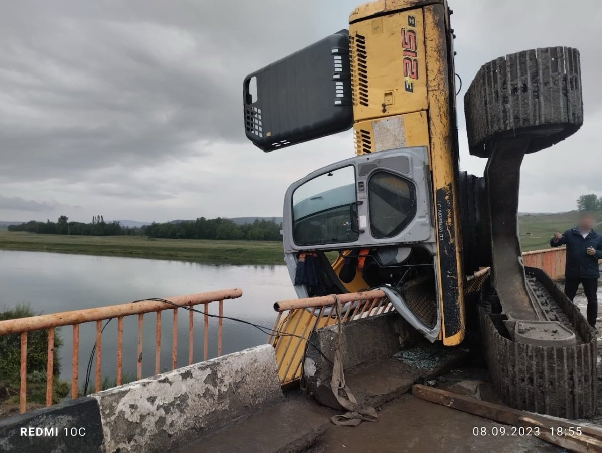 В Башкирии во время ремонта моста экскаватор опрокинулся на бок