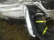 Два человека пострадали при опрокидывании легковушки на трассе в Башкирии