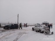 На трассе в Башкирии столкнулись две отечественные легковушки