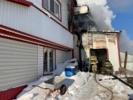 В Башкирии продолжается тушение крупного пожара в строительном магазине