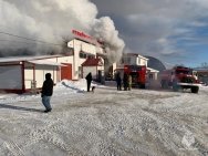 В Башкирии продолжается тушение крупного пожара в строительном магазине
