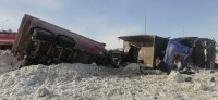 53-летний водитель пострадал после опрокидывания тягача в кювет под Уфой