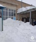 В Башкирии 35-летнего мужчину завалило упавшим с крыши снегом