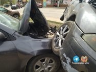 В Уфе иномарка опрокинулась на припаркованные автомобили