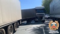 Пять грузовиков столкнулись на трассе в Башкирии