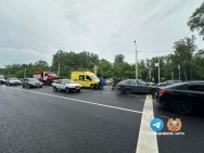 В Уфе водитель легковушки попал в больницу, влетев в стоящую машину