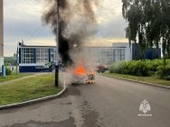 В городе Башкирии вспыхнул автомобиль, водитель сильно обгорел