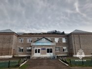 Сильный ветер в Башкирии сорвал крышу колледжа и школы