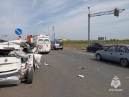 На трассе в Башкирии тягач наехал на легковушки, пострадали четыре человека