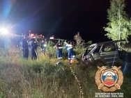 В Башкирии машина улетела в кювет и перевернулась, два человека погибли