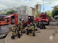 100 человек эвакуировали при пожаре в девятиэтажке в Уфе