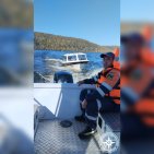 В Башкирии спасатели помогли семье, которая застряла посреди водоема