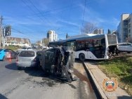 В Уфе водитель автобуса протаранил 13 автомобилей