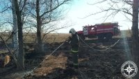 В Башкирии между двумя деревнями загорелась сухая трава