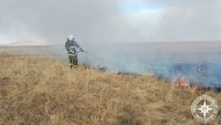 В Башкирии между двумя деревнями загорелась сухая трава